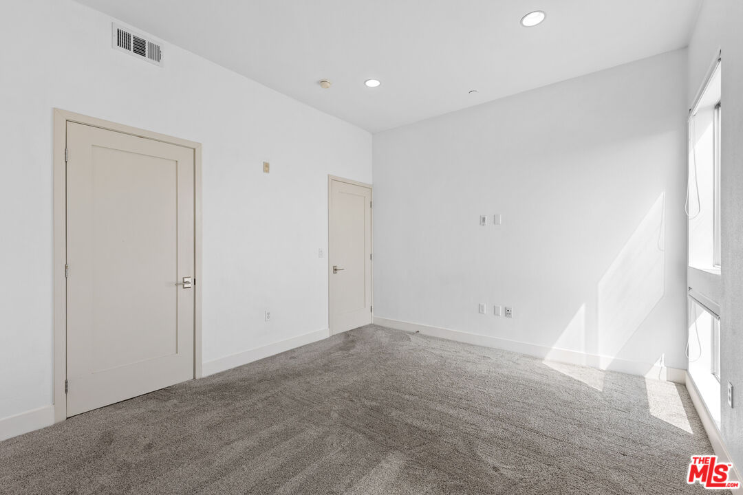 4211 Redwood Ave Unit: 303