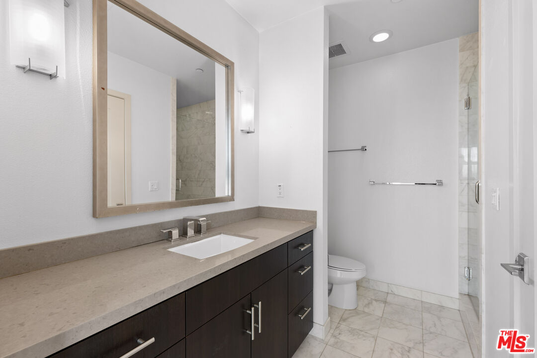 4211 Redwood Ave Unit: 303