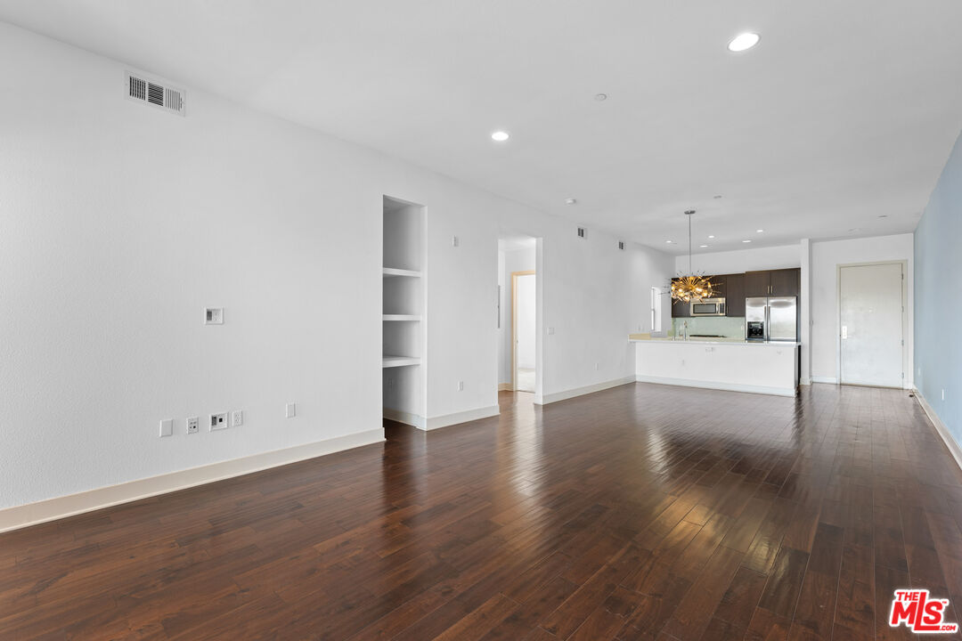 4211 Redwood Ave Unit: 303