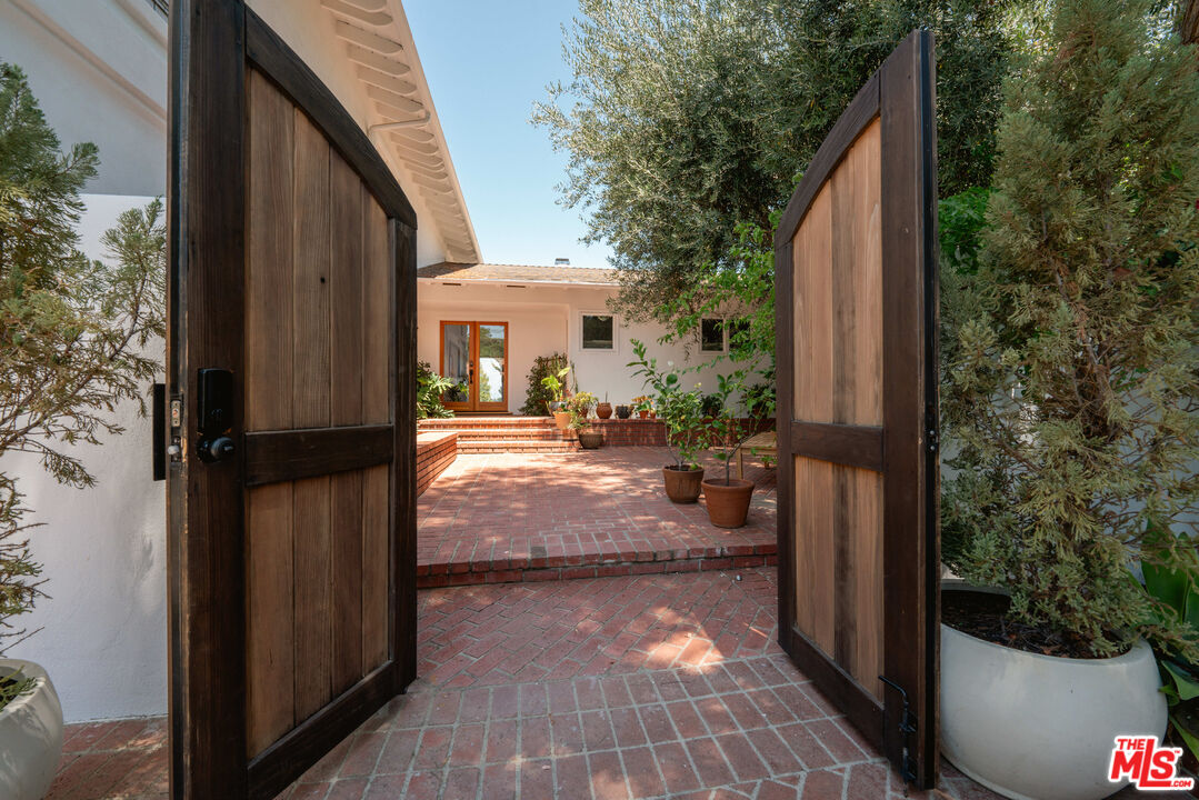 4343 Reyes Dr