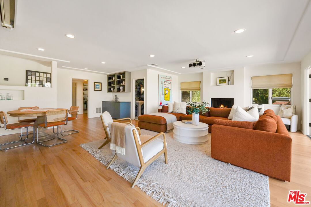 4343 Reyes Dr