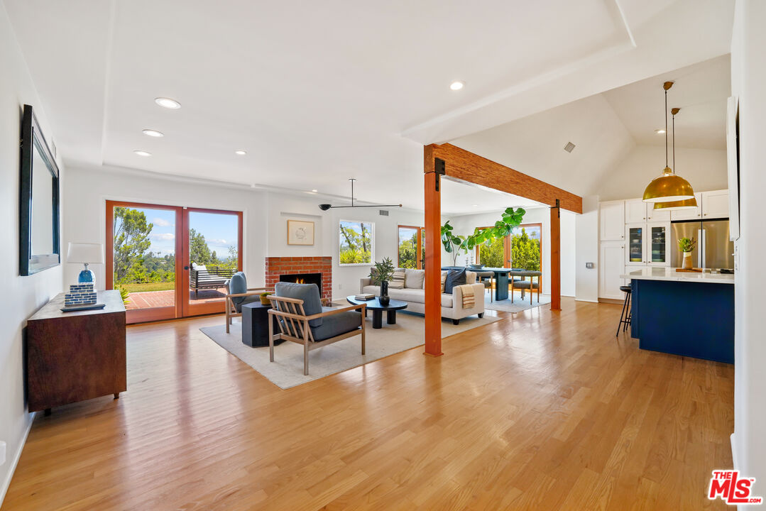 4343 Reyes Dr