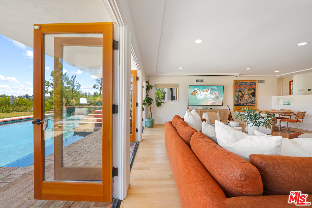 4343 Reyes Dr