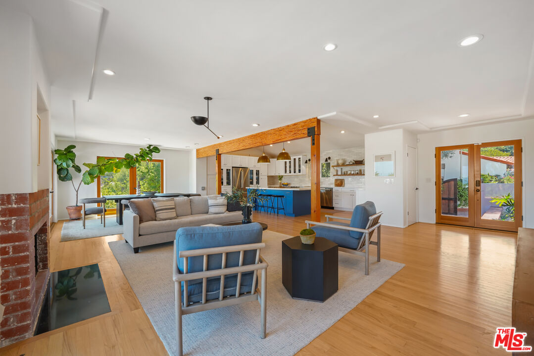 4343 Reyes Dr