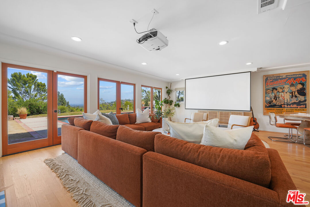4343 Reyes Dr