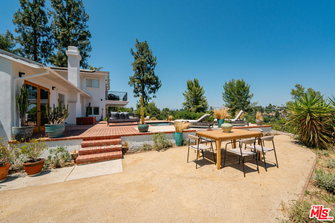 4343 Reyes Dr
