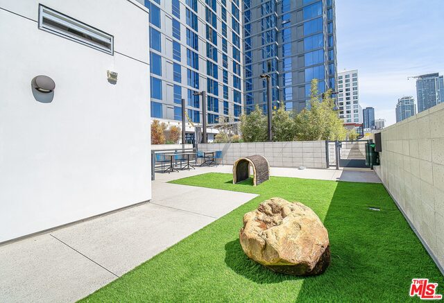 330 W 11th ST Unit: 403