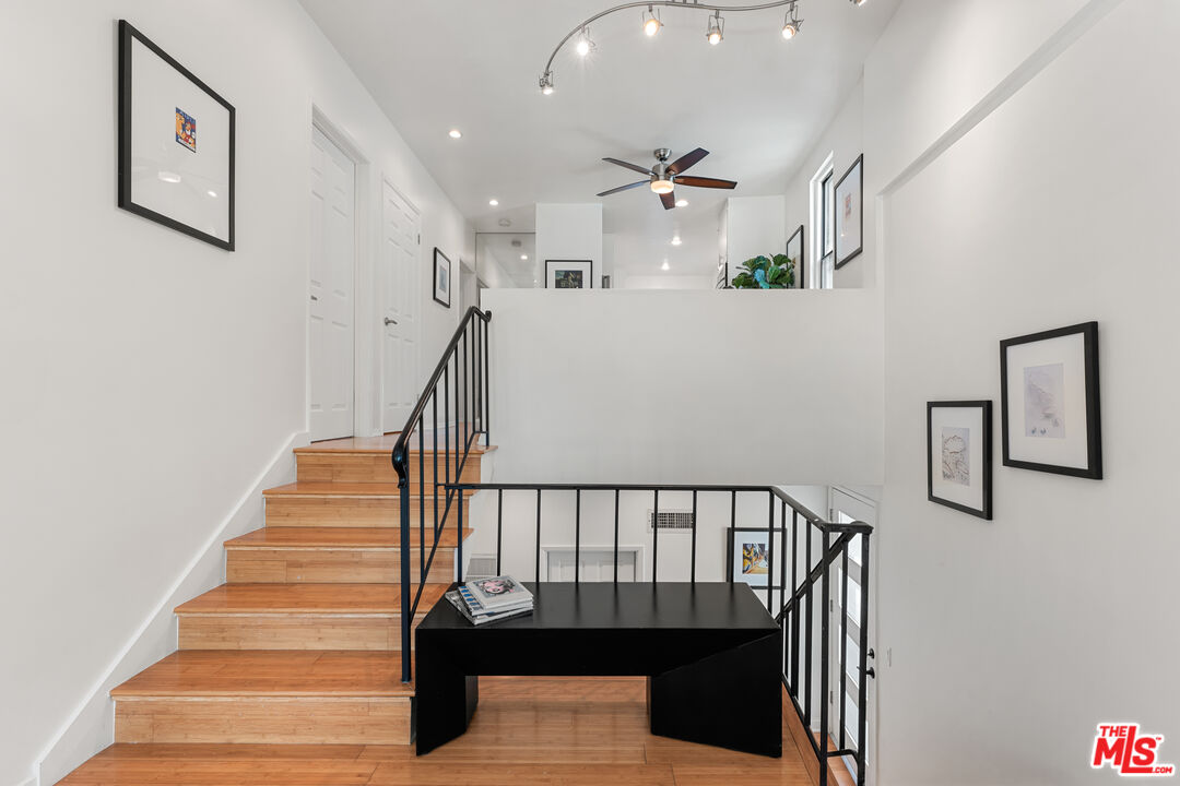 8865 Lookout Mountain Ave