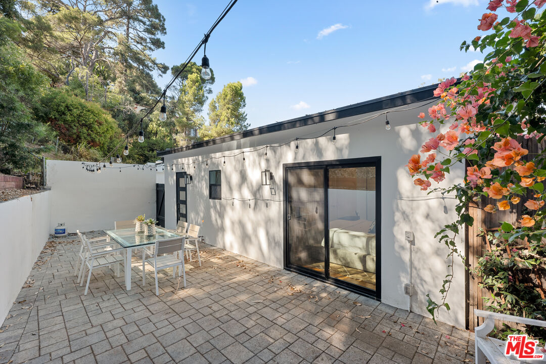 8865 Lookout Mountain Ave
