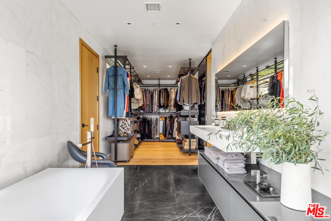 354 Amalfi Dr
