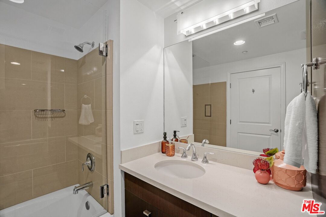 1248 N Laurel Ave Unit: 302