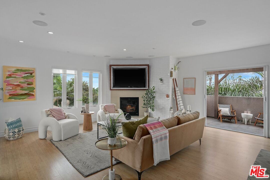 1248 N Laurel Ave Unit: 302