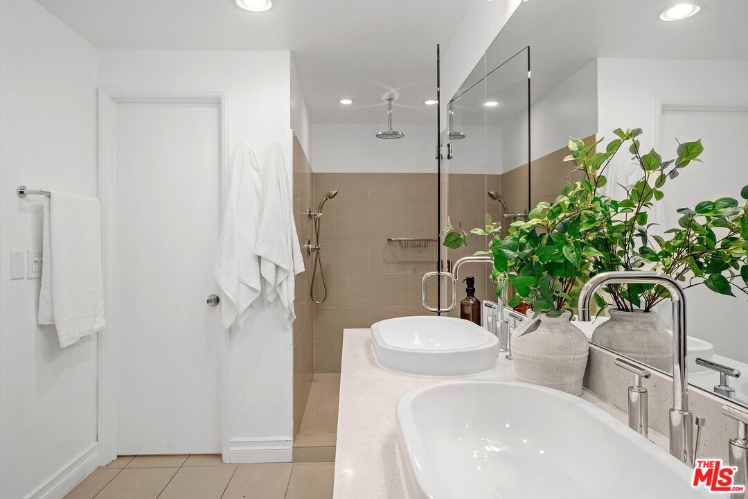 1248 N Laurel Ave Unit: 302