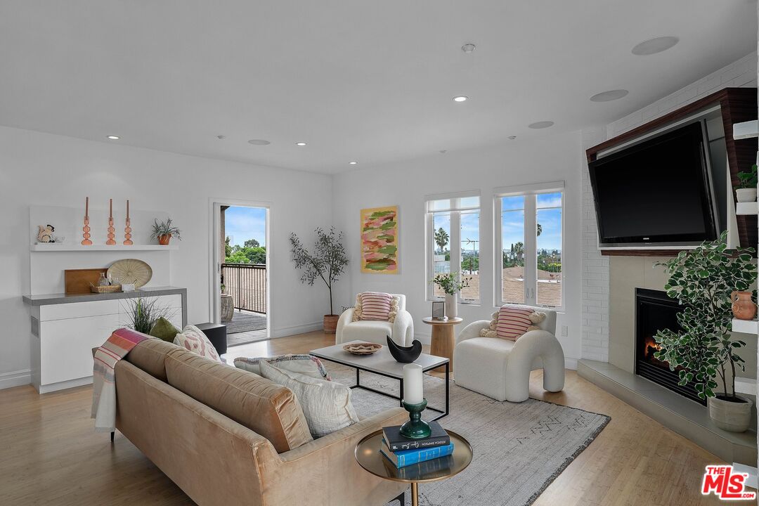 1248 N Laurel Ave Unit: 302