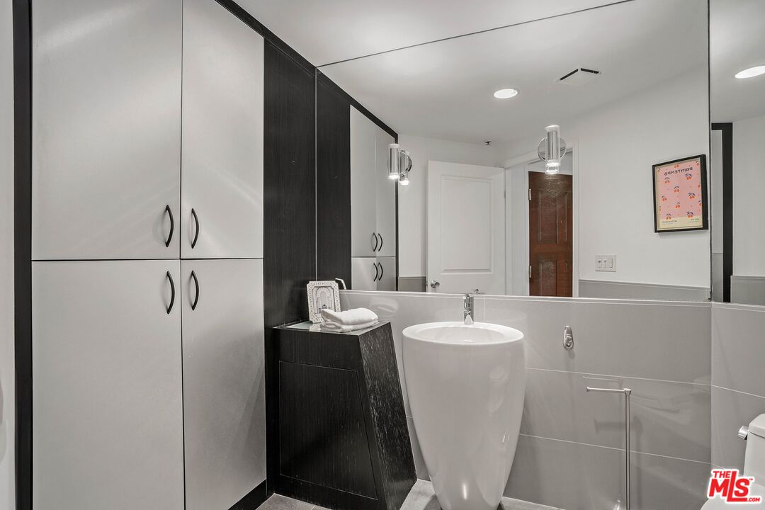 1248 N Laurel Ave Unit: 302
