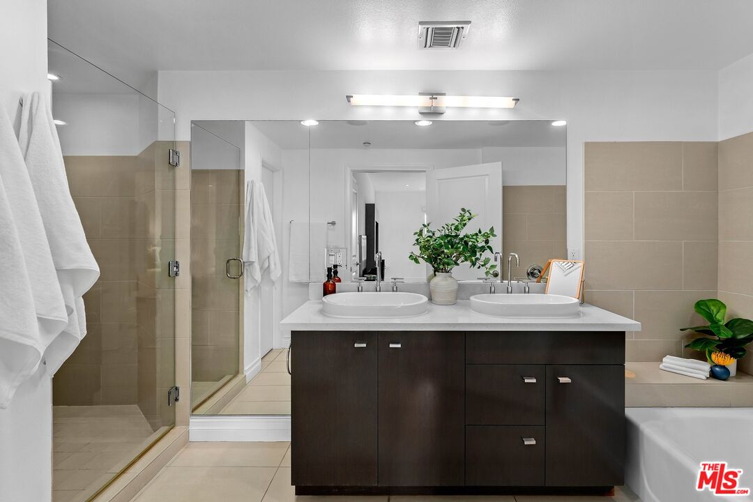 1248 N Laurel Ave Unit: 302