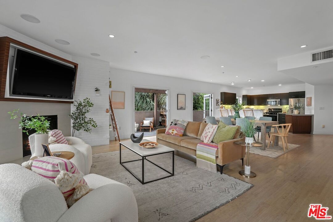 1248 N Laurel Ave Unit: 302