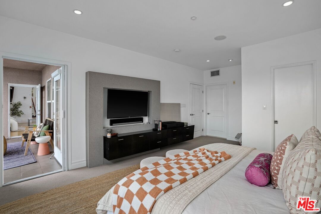 1248 N Laurel Ave Unit: 302