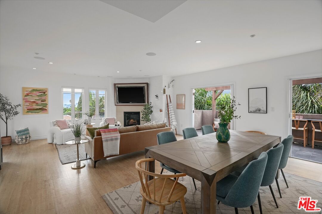 1248 N Laurel Ave Unit: 302