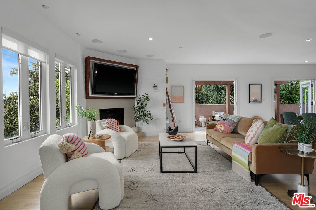 1248 N Laurel Ave Unit: 302