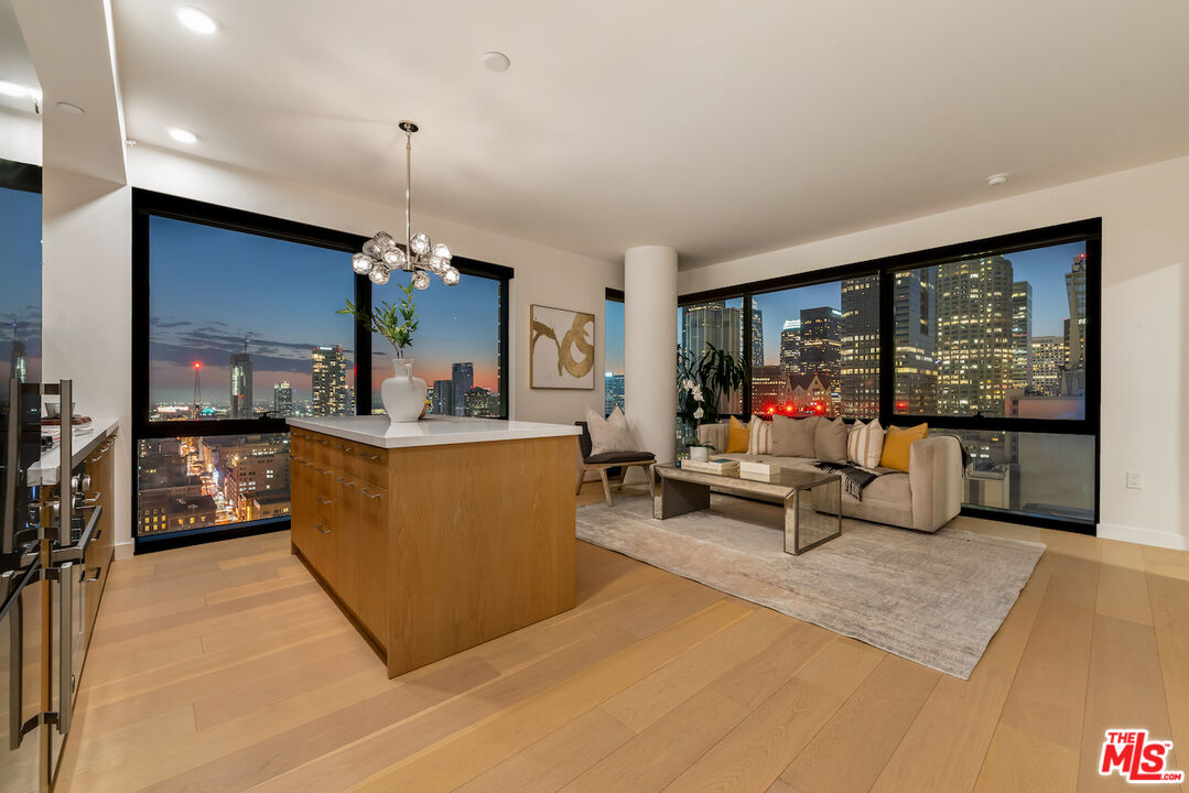 400 S Broadway Unit: 2910