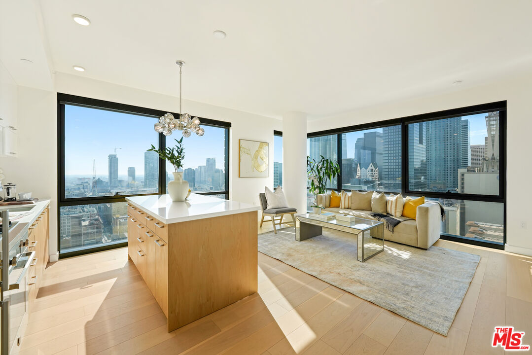 400 S Broadway Unit: 2910