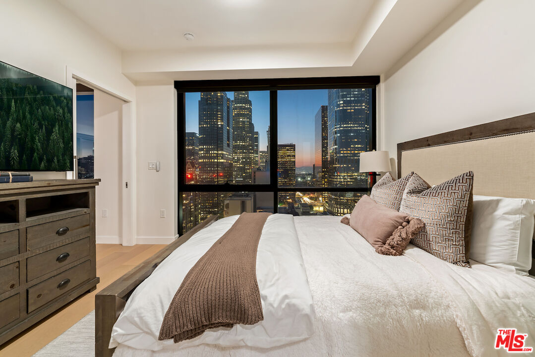 400 S Broadway Unit: 2910