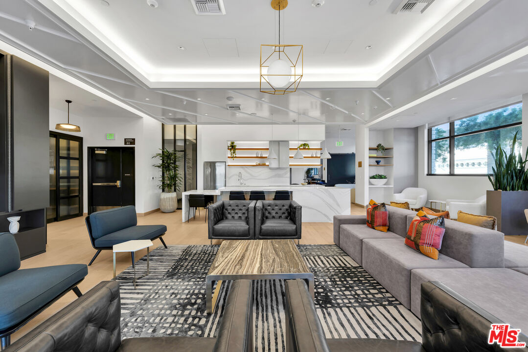 400 S Broadway Unit: 2910