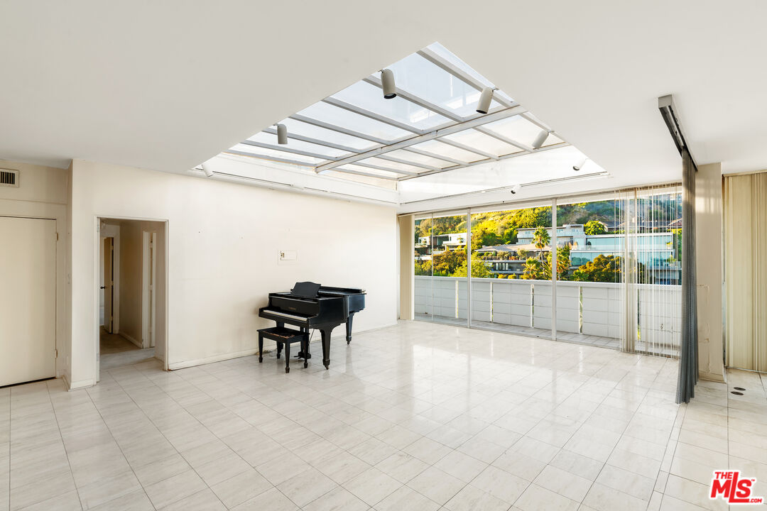 8787 Shoreham Dr Unit: PHB