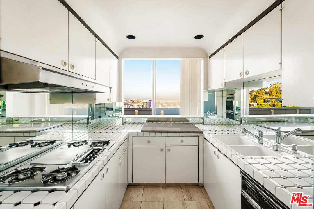 8787 Shoreham Dr Unit: PHB