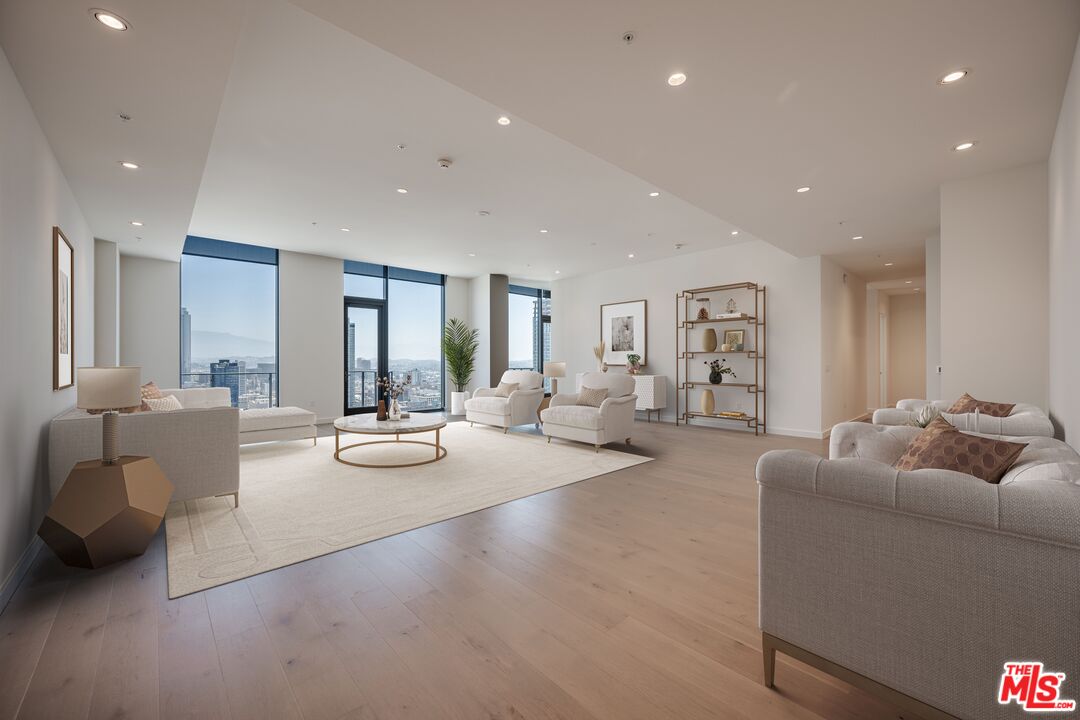 1120 S Grand Ave Unit: PH 2