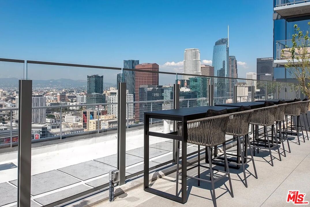 1120 S Grand Ave Unit: PH 2
