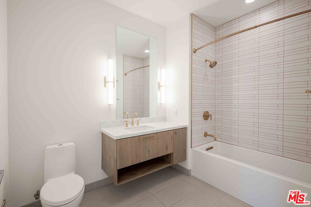 1120 S Grand Ave Unit: PH 2