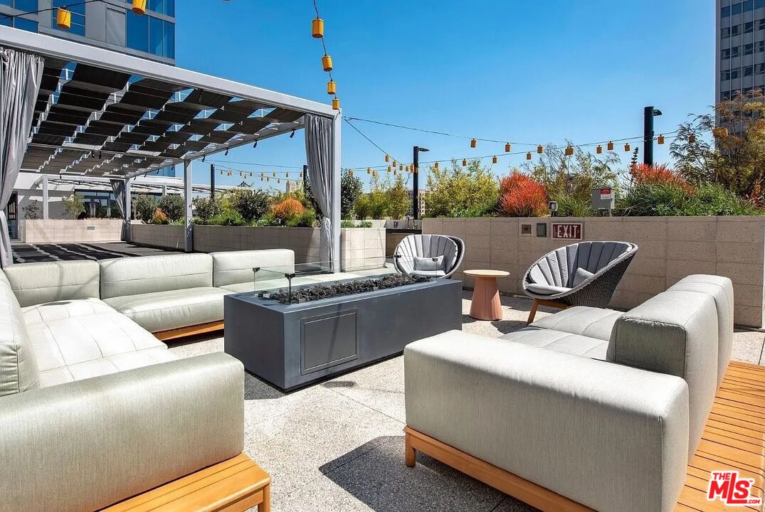 1120 S Grand Ave Unit: PH 2
