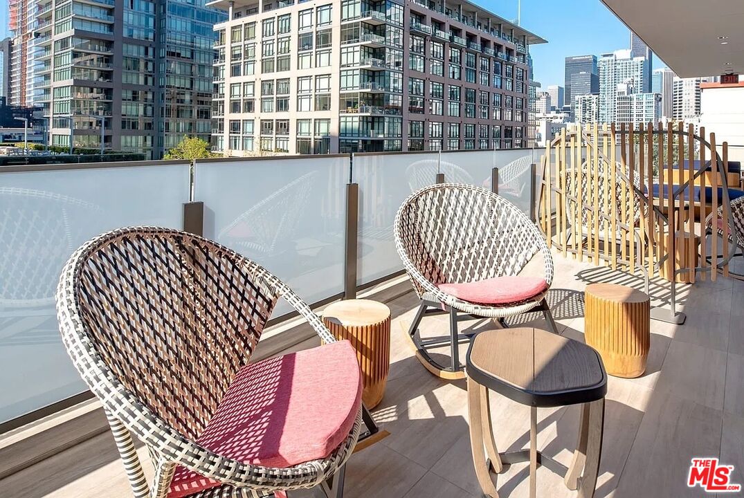 1120 S Grand Ave Unit: PH 2