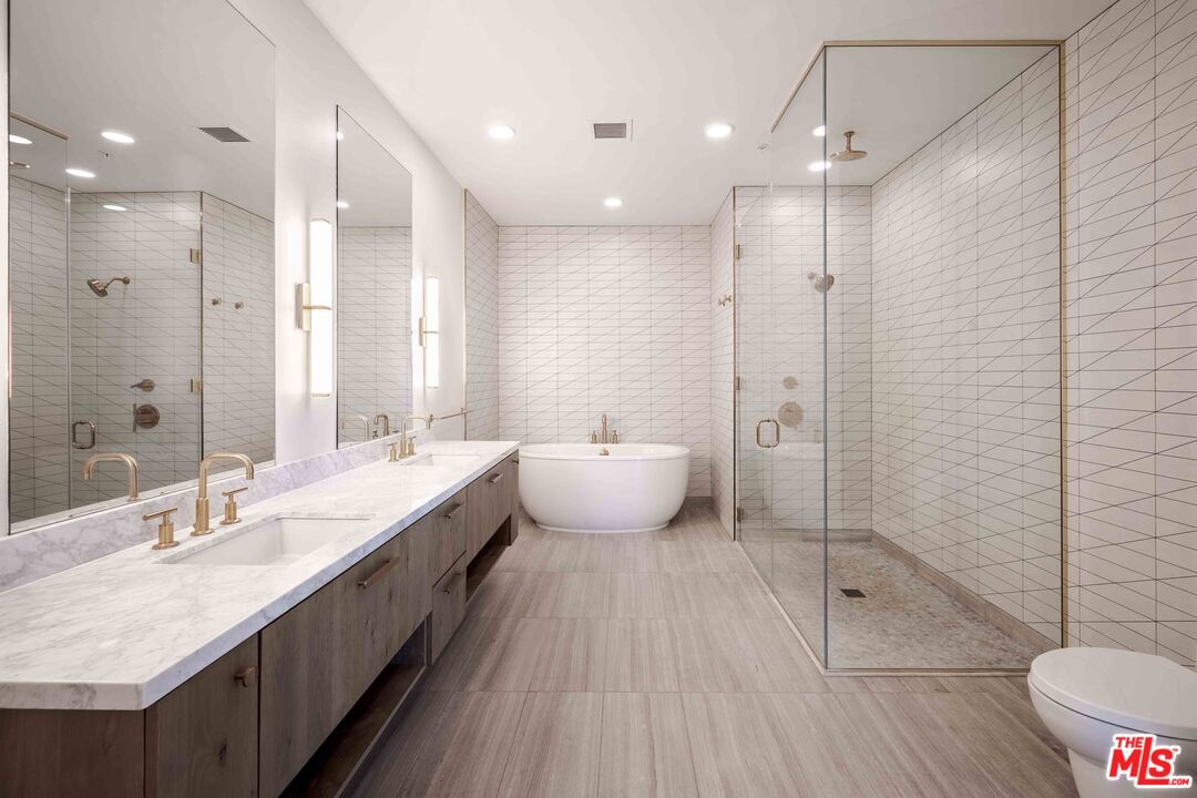 1120 S Grand Ave Unit: PH 2