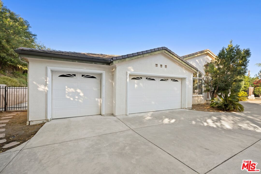 9451 Oak Leaf Dr