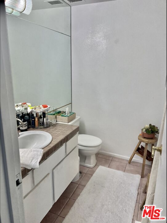 1131 Alta Loma Rd Unit: 212