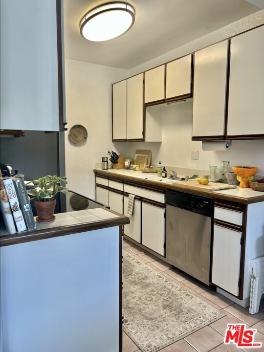 1131 Alta Loma Rd Unit: 212