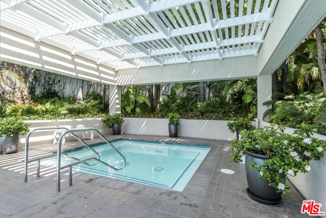 1131 Alta Loma Rd Unit: 212