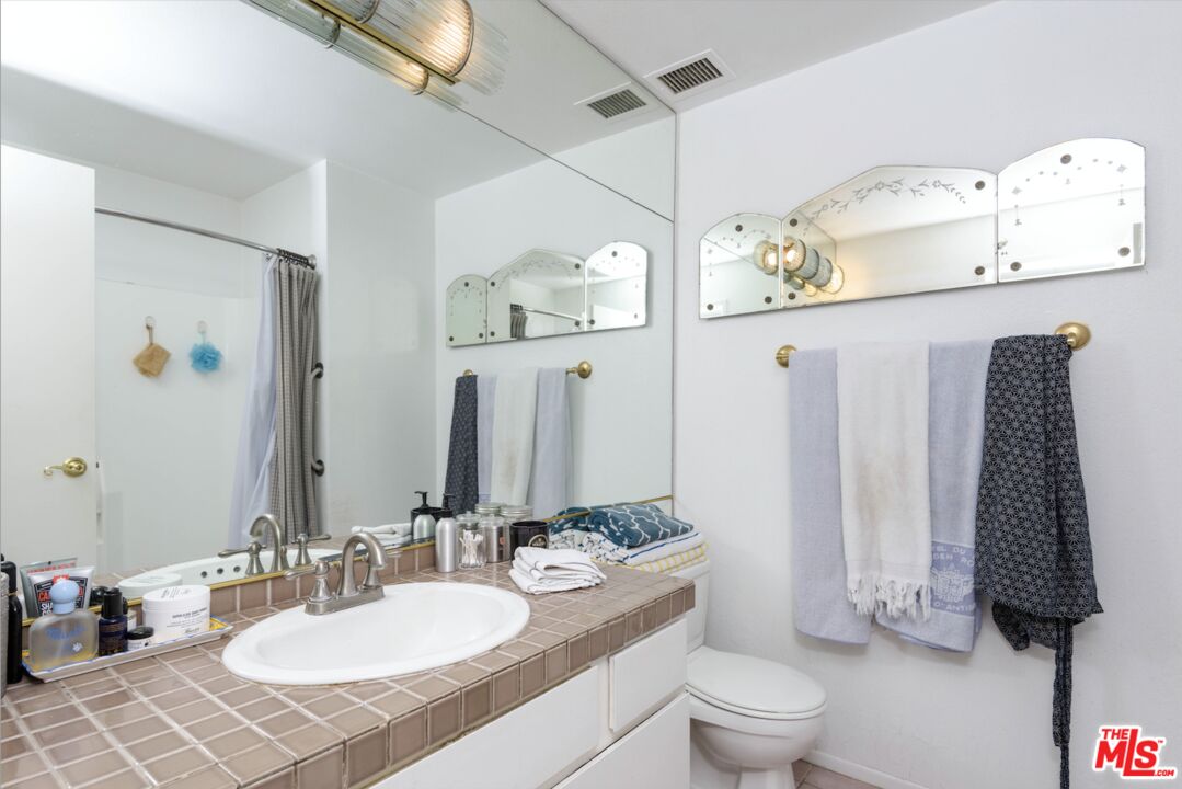 1131 Alta Loma Rd Unit: 212