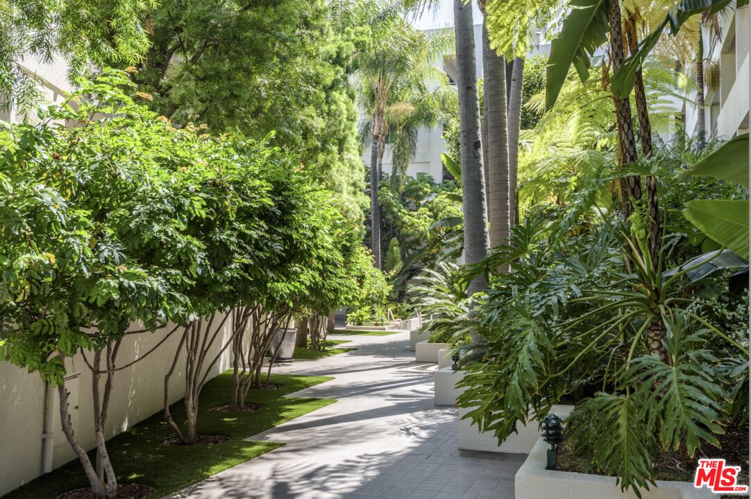 1131 Alta Loma Rd Unit: 212
