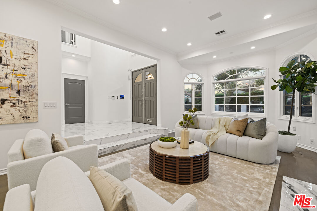 104 S La Jolla Ave