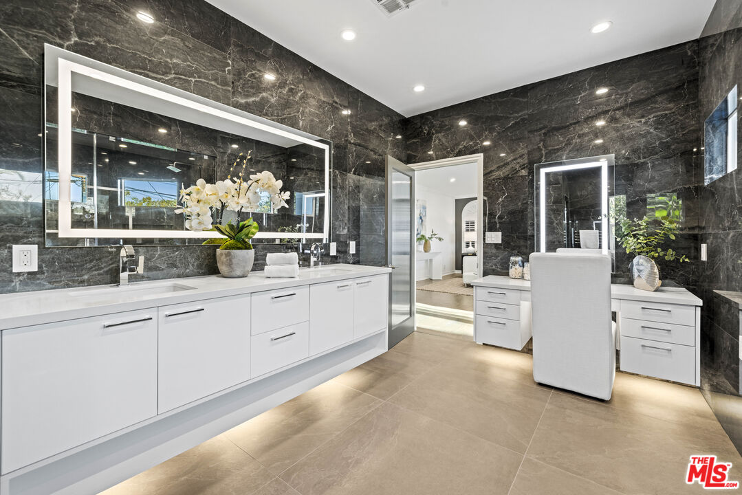 104 S La Jolla Ave