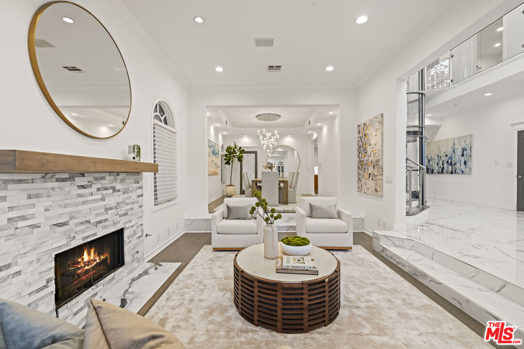 104 S La Jolla Ave