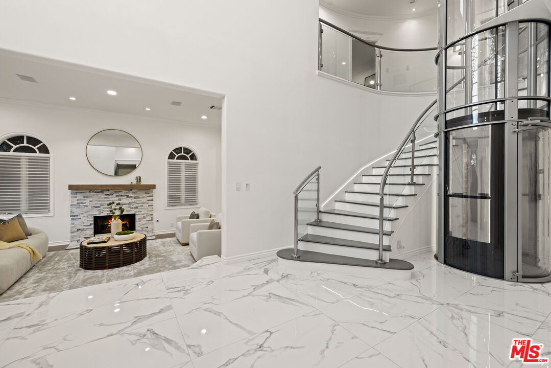 104 S La Jolla Ave