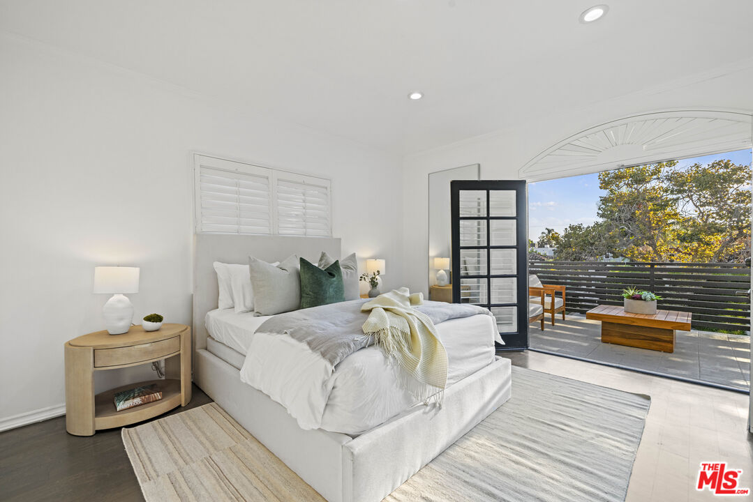 104 S La Jolla Ave