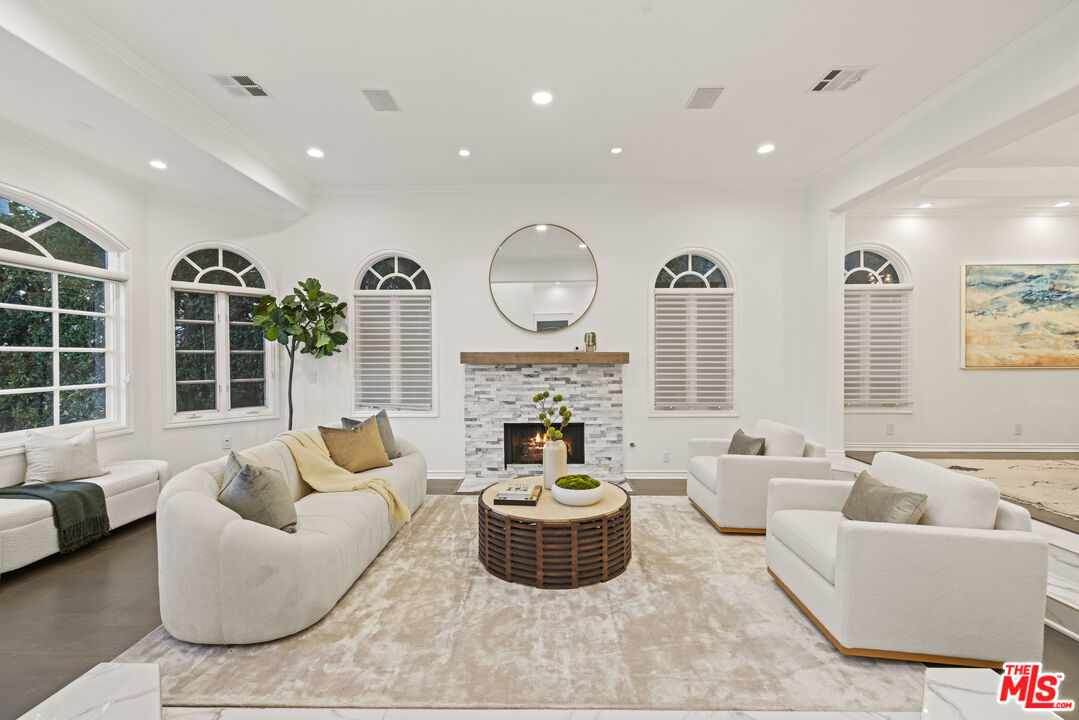 104 S La Jolla Ave