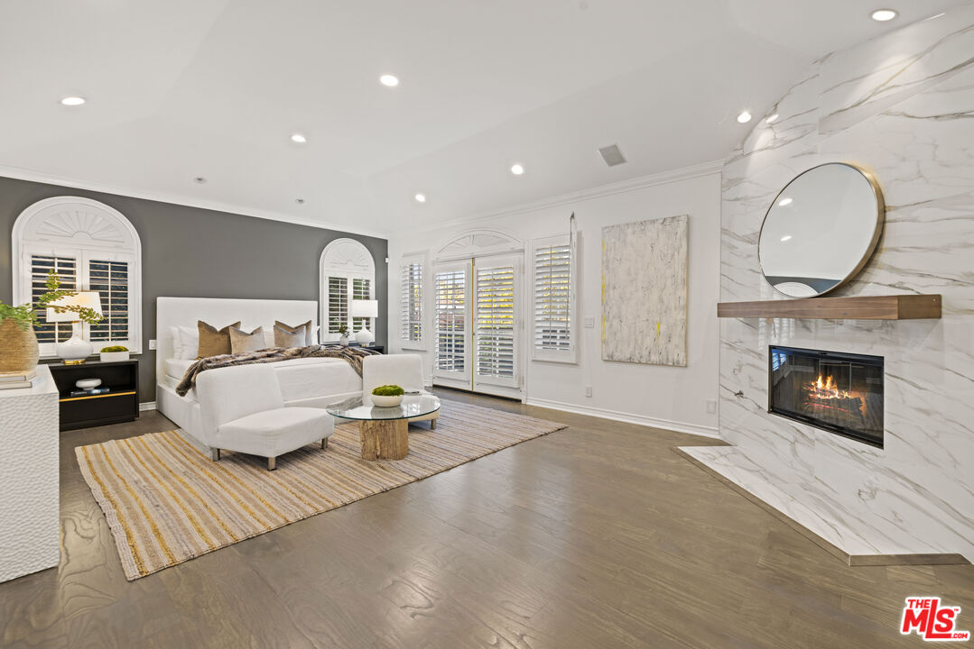 104 S La Jolla Ave