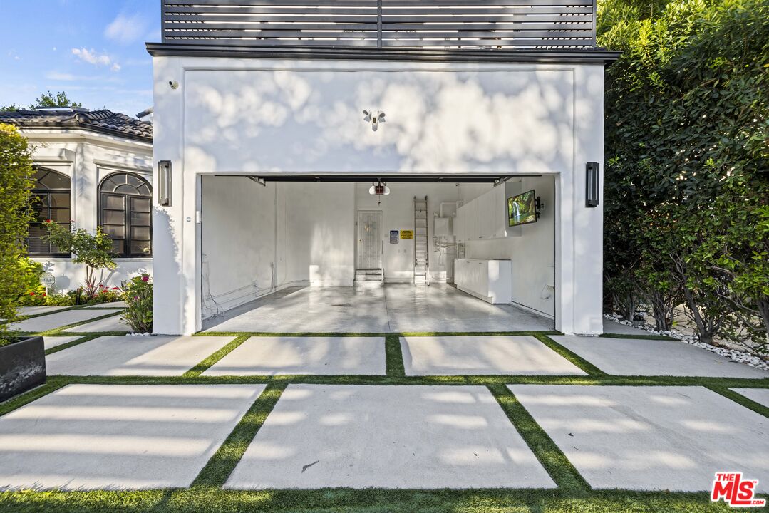 104 S La Jolla Ave